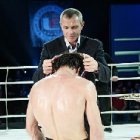 Генеральный директор союза ММА России Дмитрий Анатольевич Кувичка награждает одного из чемпионов ЮФО 